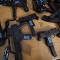 『英雄の証明』の撮影で使用された銃の小道具 Photo by Tamir Kalifa for The Boston Globe via Getty Images