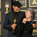 第94回アカデミー賞で助演男優賞を受賞したトロイ・コッツァ―とプレゼンターのユン・ヨジョン Photo by Mike Coppola/Getty Images