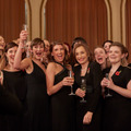 『シング・ア・ソング！～笑顔を咲かす歌声～』メイキング写真（C） MILITARY WIVES CHOIR FILM LTD 2019