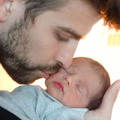 シャキーラ＆ジェラール・ピケ夫妻、生まれたばかりの第1子の写真を公開・画像