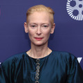 ティルダ・スウィントン Photo by Dimitrios Kambouris/Getty Images)