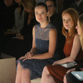 オリヴィア・ワイルド、ジェシカ・チャスティン -メルセデス・ベンツ・ファッション・ウィークにて「カルヴィン・クライン（Calvin Klein）」のショーに出席（ニューヨーク）-(C) Getty Images