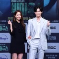 「ビッグマウス」イ・ジョンソク＆イム・ユナ　（C）2022 Disney and related entities