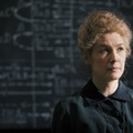 ロザムンド・パイク「役づくりのため科学の講義を受けた」『キュリー夫人 天才科学者の愛と情熱』インタビュー映像・画像