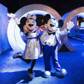 史上最大のセレブレーション「Disney 100 Years of Wonder」がスタート！プラチナムの特別衣装のミッキー＆ミニー