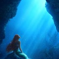 アリエルが海の底で佇む…実写『リトル・マーメイド』US版ティザーポスター＆場面写真・画像