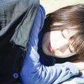 日野真織（福本莉子）お昼寝ショット『今夜、世界からこの恋が消えても』（C）2022「今夜、世界からこの恋が消えても」製作委員会