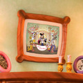 「ミニーの家」に飾られた写真 As to Disney artwork, logos and properties： (C) Disney