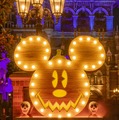 日没後のウォーターフロントパークが妖しい雰囲気に！夜まで楽しい東京ディズニーシーのハロウィン As to Disney artwork, logos and properties： (C) Disney