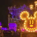 日没後のウォーターフロントパークが妖しい雰囲気に！夜まで楽しい東京ディズニーシーのハロウィン As to Disney artwork, logos and properties： (C) Disney
