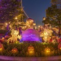 日没後のウォーターフロントパークが妖しい雰囲気に！夜まで楽しい東京ディズニーシーのハロウィン As to Disney artwork, logos and properties： (C) Disney