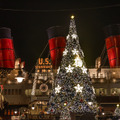 4年ぶりに復活したクリスマスツリーは夜に秘密が　きらびやかな東京ディズニーシーを大満喫