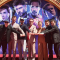 ケヴィン・ファイギほかアベンジャーズキャスト(C)Getty Images