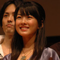 ピアニストに囲まれて少し緊張気味の福田麻由子