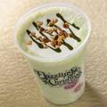 スペシャルドリンク（ピスタチオ、パンナコッタ、アーモンドミルク）1,000 円販売店舗：東京ディズニーシー「フードトラック（レッド）」