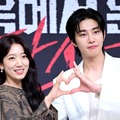 女優パク・シネを見つめる共演俳優…韓ドラ『悪魔なカノジョは裁判官』の“仲良しすぎ”な裏側！