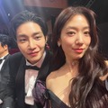 女優パク・シネ、共演俳優らとともに顔寄せニッコリ！『悪魔なカノジョは裁判官』チームに伝えた感謝【PHOTO】