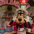 ホリデー衣装のグーフィーがお出迎え！カリフォルニア ディズニーランド・リゾート、人気レストランを体験