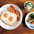 日本人の朝ご飯　『民宿ハマダ』特製 目玉焼き定食