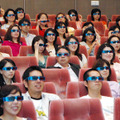 3Dメガネを装着して試写会を楽しむ観客