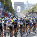 ツール・ド・フランス　凱旋門前のレース風景＆copy；Yuzuru SUNADA