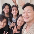 家族写真みたい！ハン・ジミンが公開した『君は天国でも美しい』キャスト集合写真に反響【PHOTO】