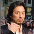汗だくになってファンサービスに努めた真田広之