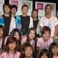 グランプリ受賞者の子供たちと記念撮影に収まる「チーム阿波DANCE]とTRFのSAM、CHIHARU、ETSU