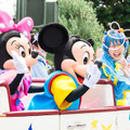Mrs. GREEN APPLEがサプライズでパレード登場！夏イベ「サマー・クールオフat Tokyo Disney Resort」明日開幕