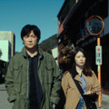 福山雅治＆有村架純、事件追う“叔父姪”バディほか怪しい登場人物捉える『ブラック・ショーマン』新場面写真・画像