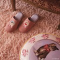 ルームシューズ ￥3,520、ビッグクッション ￥3,960