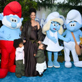 スマーフと記念撮影するリアーナと子供たち Photo by Michael Buckner/Variety via Getty Images