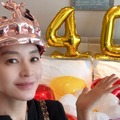 40歳じゃなくデビュー40周年…女優キム・ヘス、サプライズイベントに喜び【PHOTO】