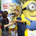 渋谷でバナナを配るガッツ石松　(C) 2013 Universal Studios. ALL RIGHTS RESERVED.