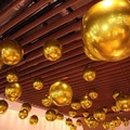 カフェ「私の大好きな私」天井には金色の水玉が吊られる