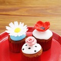 「好きな花々」をモチーフにした、カップケーキ。花びら1枚1枚もていねいにデコデーションされたケーキは、食べてしまうのがもったいないほど