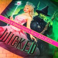 グリンダとエルファバの旗(C) Universal City Studios LLC. All Rights Reserved.