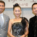 『鳳凰　わが愛』記者会見に出席した中井貴一（左）と主演女優のミャオ・プゥ、監督のジヌ・チェヌ