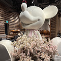 店内のミッキーマウスをイメージしたスタチューが春デザインに。写真は去年の様子。©Disney