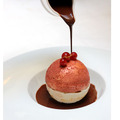 「ドミニク・ブシェ・トーキョー」　円球のメレンゲで包んだヨーグルトのアイスクリーム　熱々のチョコレート　　Credit photo／Romain Herbreteau