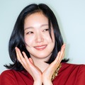 『トッケビ』女優キム・ゴウンがコレクションショーに登場！鮮やかな真っ赤なワンピースで視線を強奪【PHOTO】