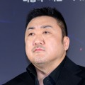 『犯罪都市』俳優マ・ドンソクに悲報。本日未明に父親が死去、妻とともに弔問客を迎える