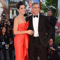 サンドラ・ブロック（向かって左）とジョージ・クルーニー／ヴェネチア映画祭　(c) Getty Images