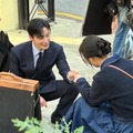 片膝をついたホ・ナムジュンに“胸キュン”！『素晴らしき新世界』の微笑ましい撮影現場の裏側【PHOTO】