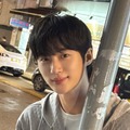 『21世紀の大君夫人』ビョン・ウソク、香港の街角で際立つ“抜群のプロポーション”。プライベート感あふれる姿を公開【PHOTO】
