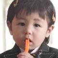 シム・ヒョンタクの愛息ハルくん、乗馬服姿で“赤ちゃん騎手”に変身！溢れるファンサービスも
