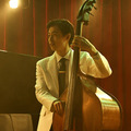 ウッドベース：須川崇志／『SUKIYAKI 上を向いて歩こう』© 2026 映画「SUKIYAKI 上を向いて歩こう」製作委員会