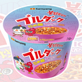 「ブルダック炒め麺」シリーズ最新フレーバー「スワイシーブルダック炒め麺 BIGカップ」を8月18日ファミリーマートにて日本最速先行発売！