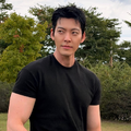 俳優キム・ウビン、“規格外の肉体美”に熱視線！シンプル服で魅せる究極の神スタイル【写真】