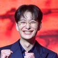 韓ドラのロケ地を満喫する岡田将生のお茶目な姿…誕生日のプライベートショットに反響【写真】